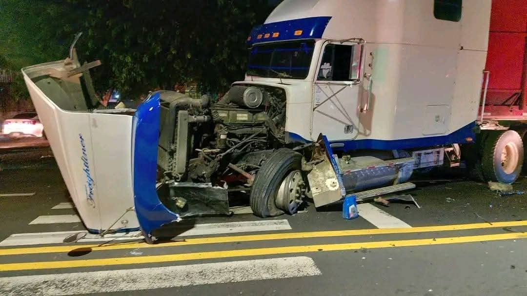 Dos viajeras que regresaban del aeropuerto sufrieron un violento choque contra una rastra en el Bulevar Venezuela. El impacto dejó el auto destruido y generó congestión en una de las arterias más transitadas de San Salvador. Foto: PNCSV.