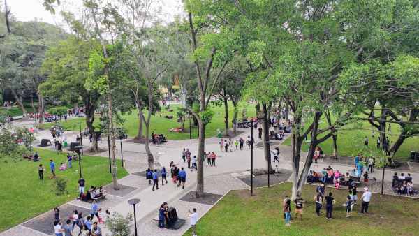 El Parque Cuscatlán en San Salvador recibe a las familias salvadoreñas durante el desarrollo de la Feria del Libro y talleres artísticos gratuitos.