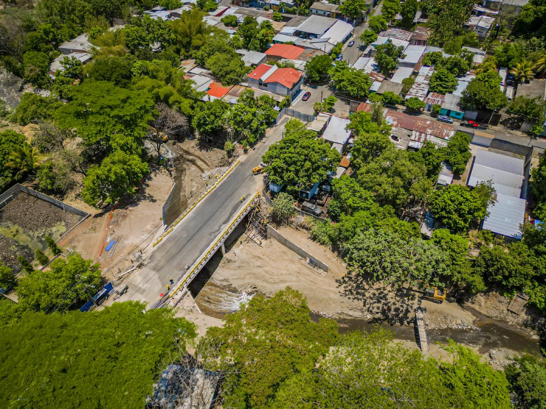 El nuevo puente de Villa Lourdes en La Libertad está casi listo. Con 28 metros de longitud y tecnología antihidráulica, protegerá a 10,000 familias de inundaciones. ¡Una obra que cambia vidas! Foto: MOP.