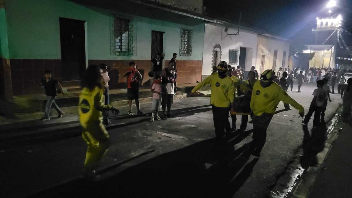 Socorristas de Comandos de Salvamento atienden a lesionados tras explosión de pólvora en las cercanías de la parroquia en Zacatecoluca.