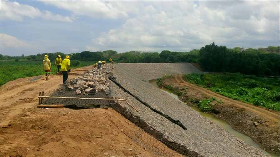 Las obras de mitigación en el cantón La Canoa evitarán que la carretera Litoral quede incomunicada durante la época de lluvias. Foto: MOPT