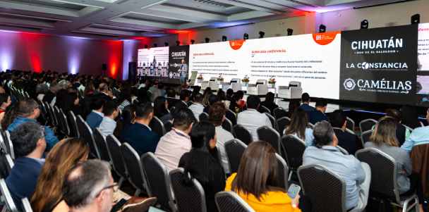 Representantes de startups y sectores corporativos debaten sobre los ejes de la innovación tecnológica durante el SNBX Summit en San Salvador. Cortesía.