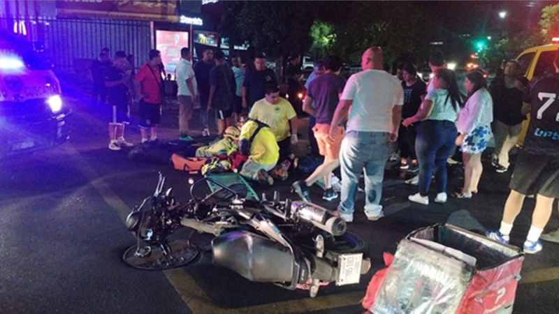 Equipos de rescate trabajan en la escena de un accidente ocurrido sobre el Bulevar Constitución para recuperar el cuerpo de la víctima.