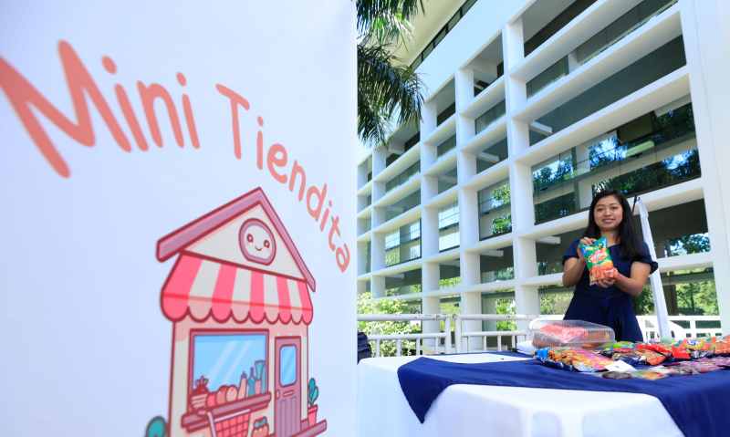 Emprendedores salvadoreños presentan sus proyectos durante la jornada de reintegración económica en San Salvador Este este mes de abril de 2026. Foto: Cancillería