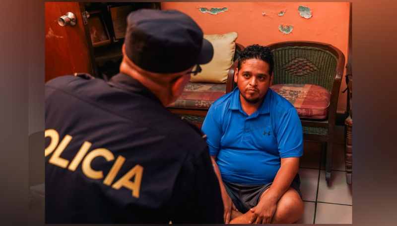 Agentes de la Unidad Canina de la PNC localizan escondites de cocaína durante los allanamientos ejecutados por la Fiscalía en inmuebles de San Salvador.