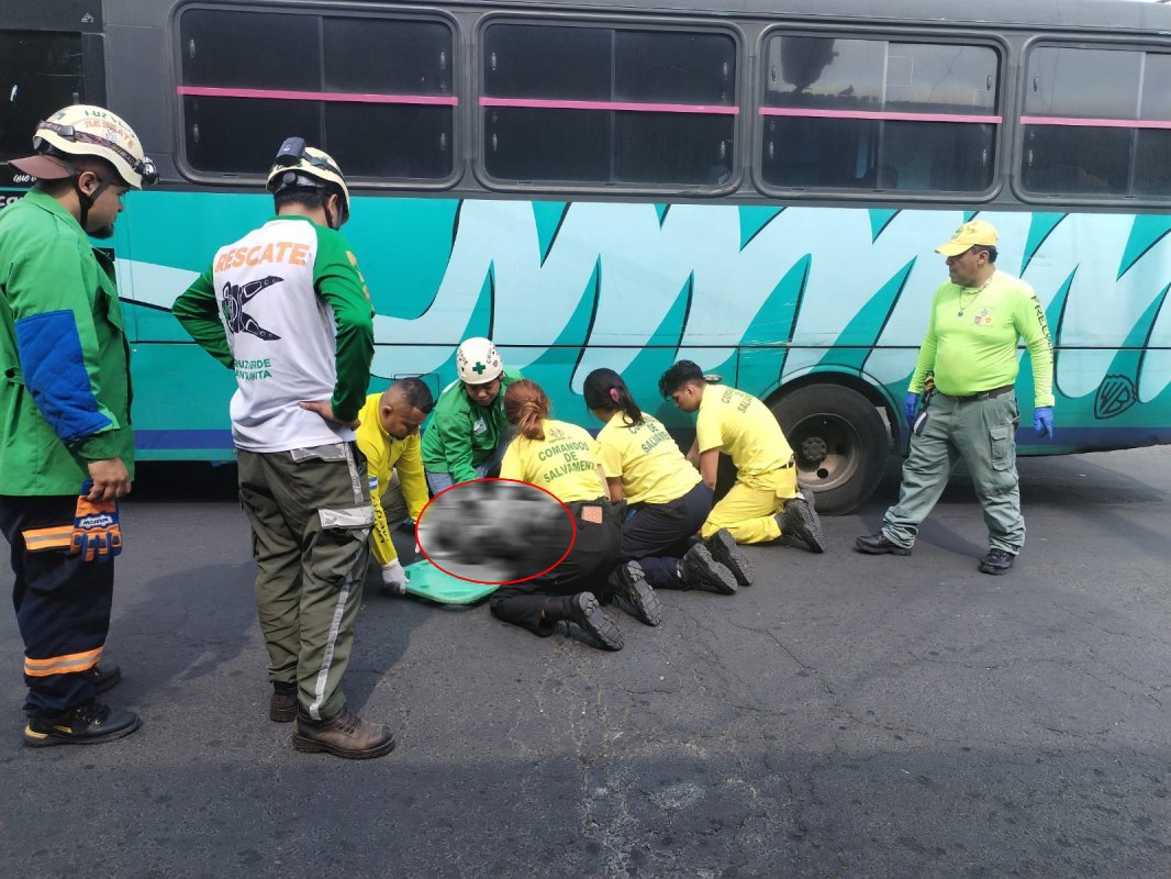 Un peatón murió de forma instantánea al ser arrastrado por un microbús de la ruta 23 en el centro de Mejicanos. Las autoridades analizan si hubo negligencia mecánica o humana en el trágico suceso. Foto: PNCSV.