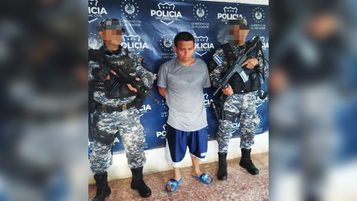 La PNC captura en Sonsonate a William Valenzuela, alias "Crazy", cabecilla de la MS-13 con antecedentes por homicidio y narcotráfico. Operativo enmarcado en la Guerra Contra Pandillas. Foto: PNCSV.