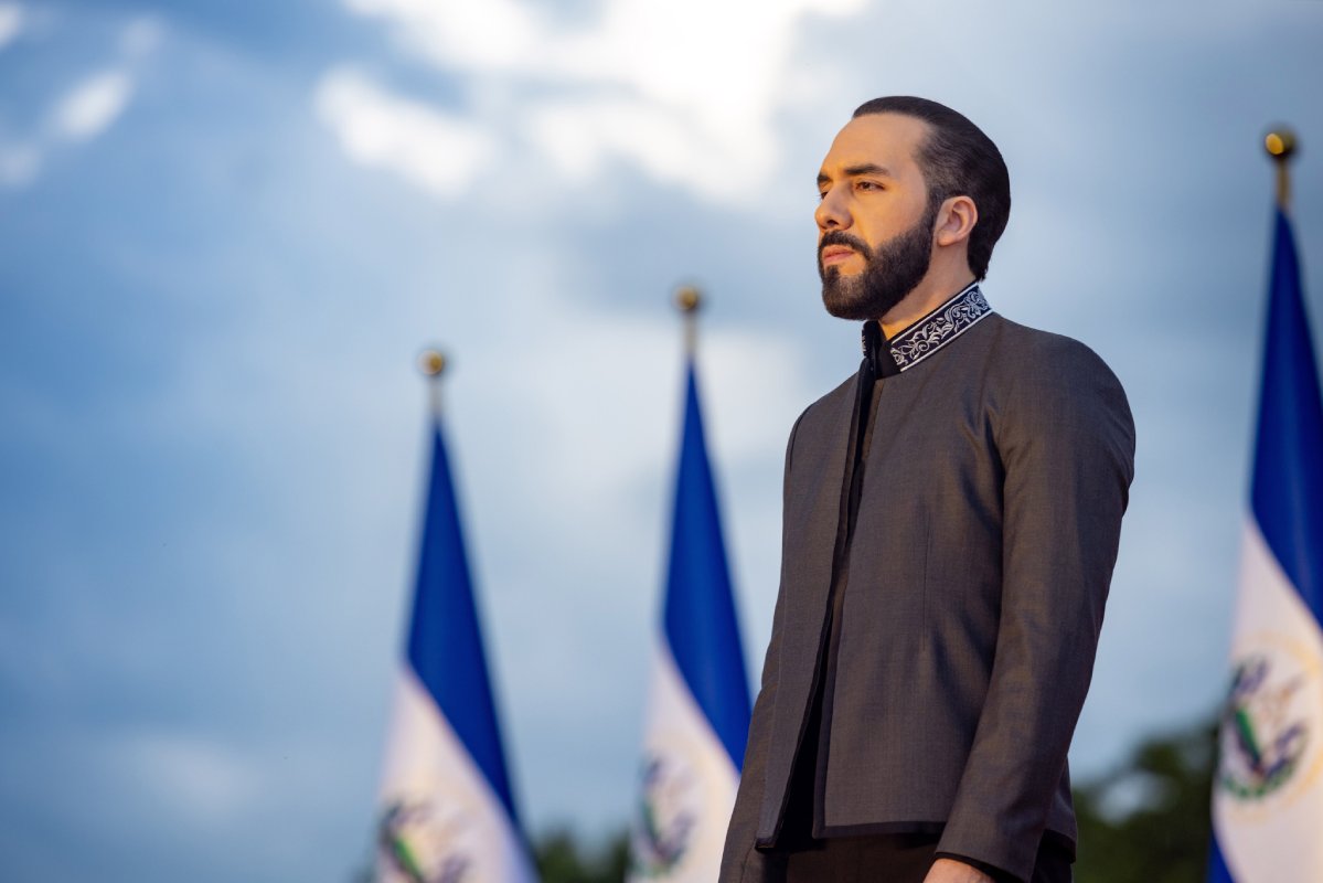 El presidente Nayib Bukele desmintió rotundamente que en El Salvador se persiga a personas por tener tatuajes. Solo los emblemas de pandillas están vetados, mientras el arte corporal sigue libre. Foto: Presidencia.