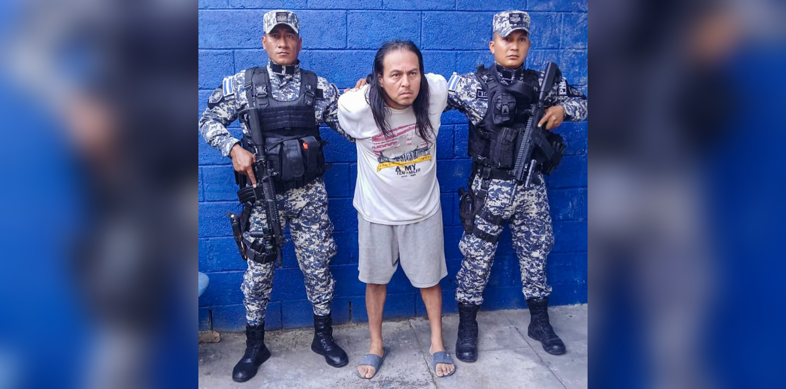 Las Fuerzas Especiales de la PNC capturaron en San Marcos a Mario Reyes Hernández, alias "Tontín", palabrero de la MS-13 y distribuidor de droga, con $1,500 en efectivo y antecedentes por homicidio. Foto: PNCSV.