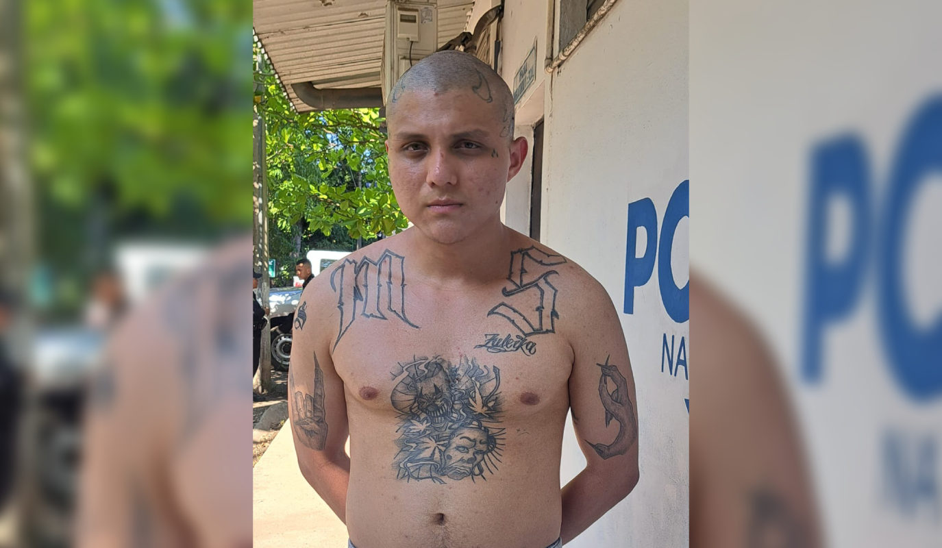 El Salvador, en coordinación con México y EE. UU., logra la captura de Elvis Flores Sánchez, miembro de la MS-13 detenido previamente por ICE. Será procesado bajo la Guerra Contra Pandillas. Foto: Ministerio de Seguridad.