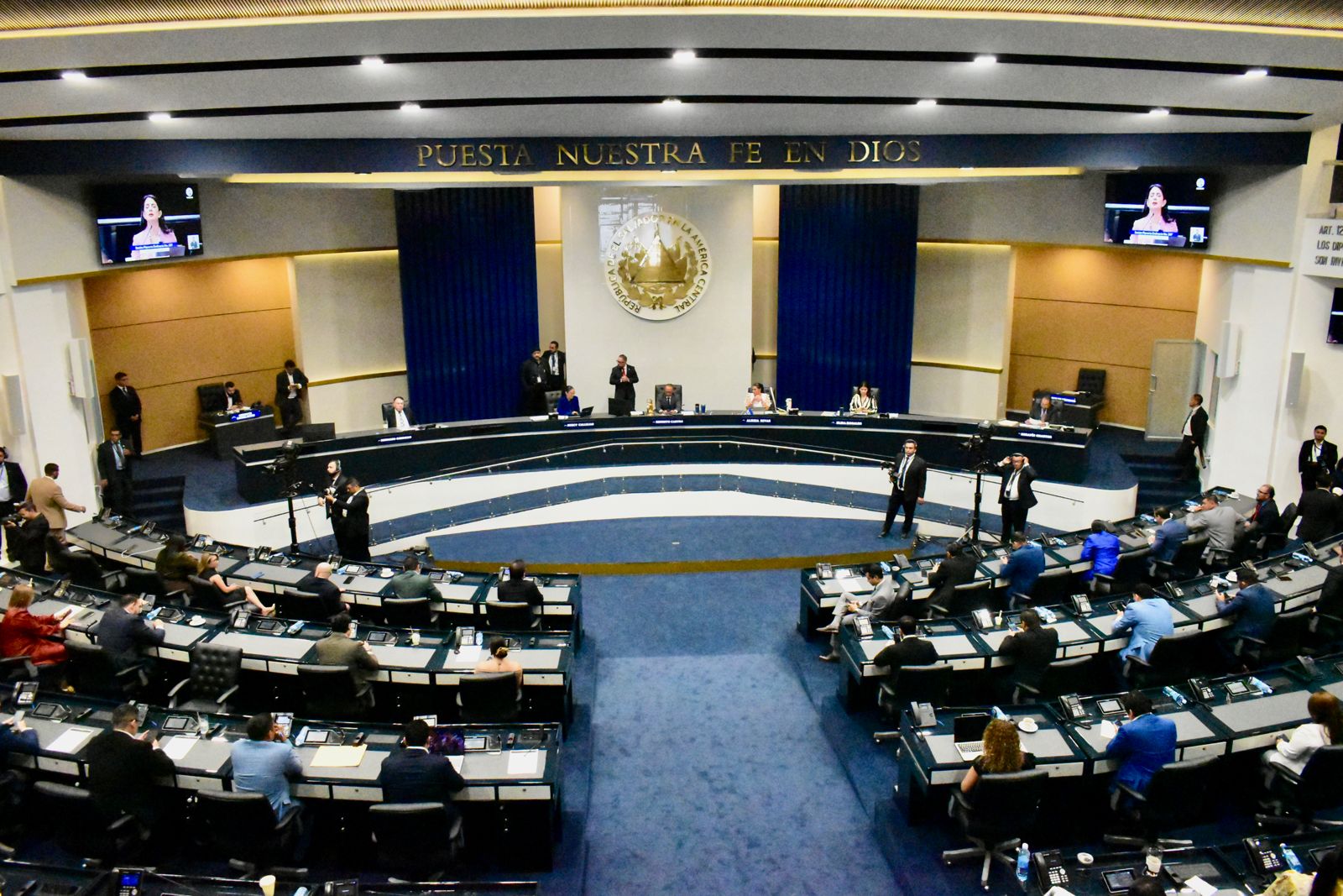 El presidente Nayib Bukele solicitó reformar la Constitución para que los salvadoreños en el exterior elijan a sus propios diputados mediante una circunscripción especial. Foto: #La Diáspora 503
