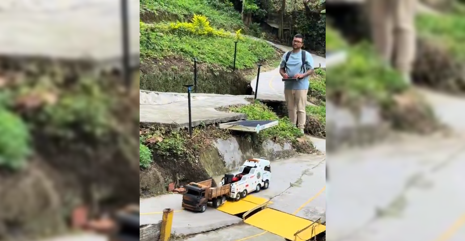 Un video viral muestra a adultos en El Salvador manejando rastras a control remoto con tal realismo que parece un puerto de carga en miniatura. ¡La infancia nunca termina! Foto: Cortesía.