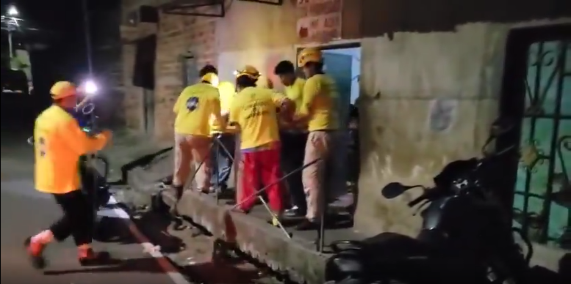 En Zacatecoluca, Cocolito y su hijo demostraron que su labor va más allá del escenario: socorristas voluntarios que, vestidos de payasos, salvaron a un joven accidentado. ¡Un acto de valentía que inspira! Foto: Comandos de Salvamento.