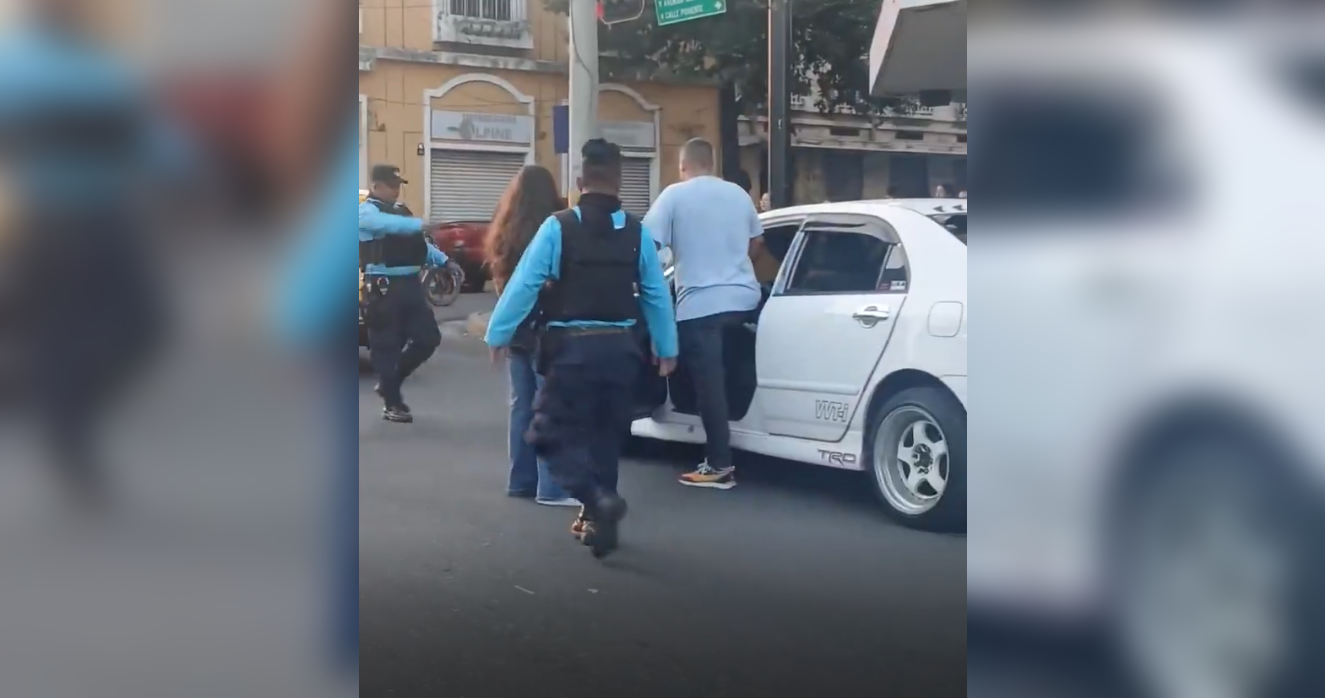 Un video viral muestra una acalorada discusión de pareja frente a un vehículo en el Centro Histórico de San Salvador. Agentes del CAM intervinieron para evitar agresiones. #SanSalvador Foto: Cortesía.
