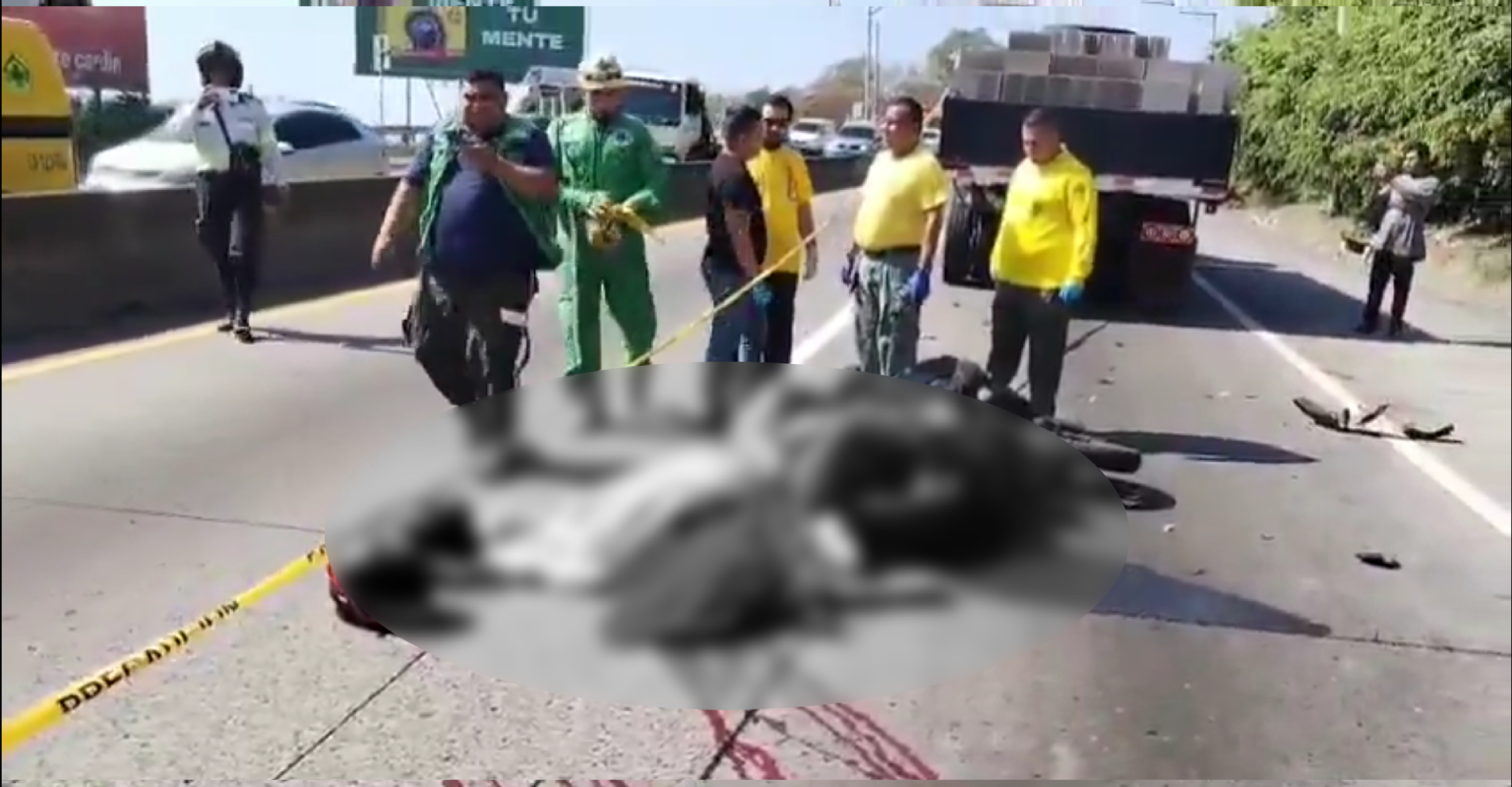 Dos motociclistas perdieron la vida al estrellarse contra un tractor en la zona de La Gloria, San Salvador. Las autoridades investigan las causas del impacto fatal. Foto: Comandos de Salvamento.