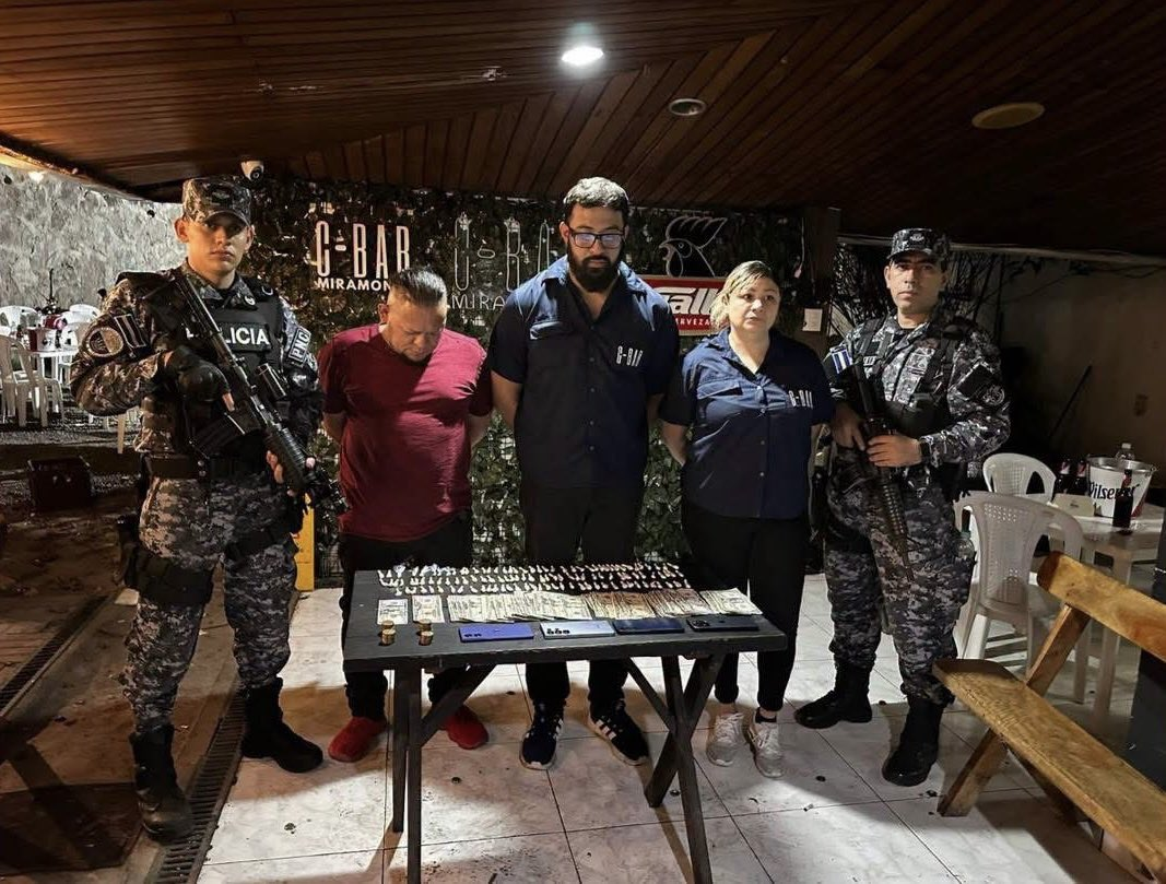 Un allanamiento sorpresa en bares de San Salvador resultó en la detención de dos personas por tráfico de drogas. La PNC incautó sustancias y equipos de comunicación. Foto: PNCSV.