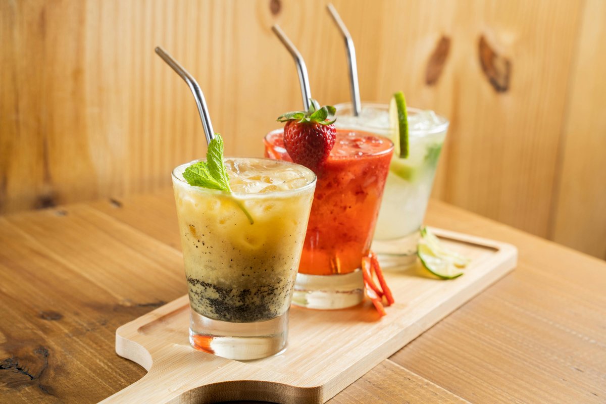 En medio del calor extremo, las bebidas naturales se convierten en el aliado perfecto para mantenerse fresco en las playas de El Salvador. Descubre cómo hidratarte de forma saludable este verano. Foto: MINSAL.