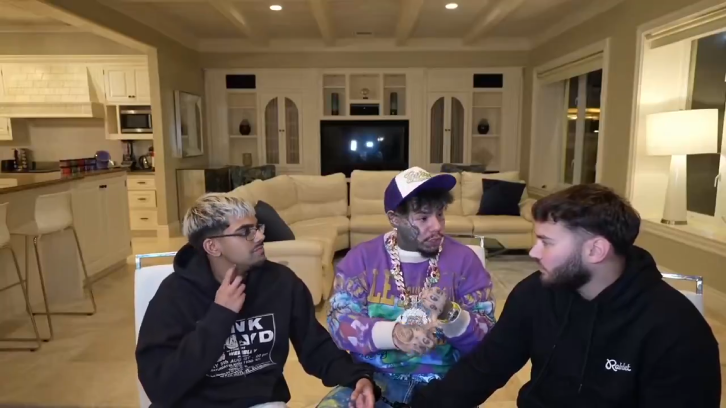 El rapero 6ix9ine sorprende al mundo al afirmar que compartió celda con Nicolás Maduro en una cárcel de Brooklyn, mostrando un Bob Esponja firmado como "prueba". Foto: Cortesía.