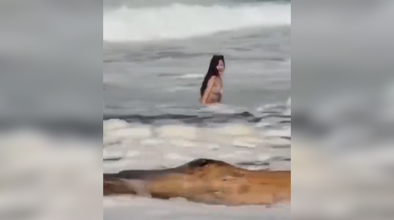 Una influencer extranjera fue arrastrada por una ola gigante en Phuket, Tailandia, mientras grababa contenido. El video de su teléfono, encontrado en la arena, muestra el dramático momento. Autoridades piden extrema precaución. Foto: Cortesía.