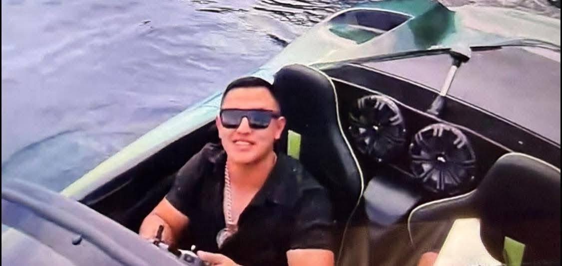 El joven Gessler Palacios, de 25 años, murió en el Lago de Atitlán tras lanzarse de un jetcar sin chaleco salvavidas. El accidente ocurrió mientras grababa contenido para sus redes sociales. Foto: Cortesía.