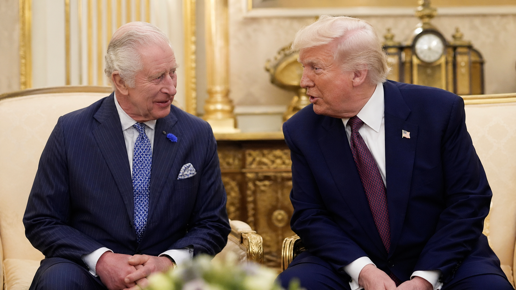 Donald Trump sorprendió al mundo al revelar que su madre, Mary Anne MacLeod, tenía una obsesión por Carlos III desde su juventud. La confesión añade un toque personal a la relación entre el presidente y la monarquía británica. Foto: Ilustración.