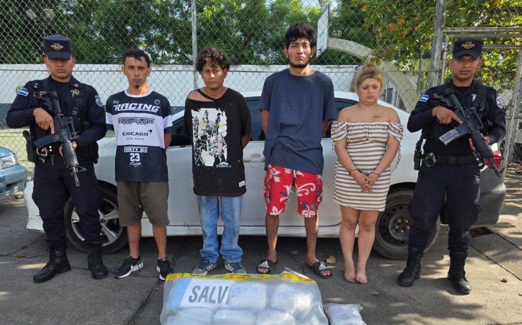 La PNC desbarató en Usulután una red de narcotráfico al capturar a un conductor reportado como desaparecido, junto a tres cómplices, con un cargamento de marihuana en la carretera Litoral. Foto: PNCSV.