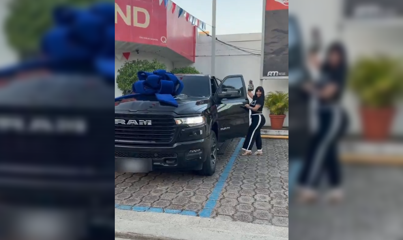 Abigail Mancia, conocida como La Tamalera, presume su nueva camioneta RAM 2026 negra gracias a las donaciones de sus fans. El lujo desata polémica en X y divide opiniones. Foto: Cortesía.