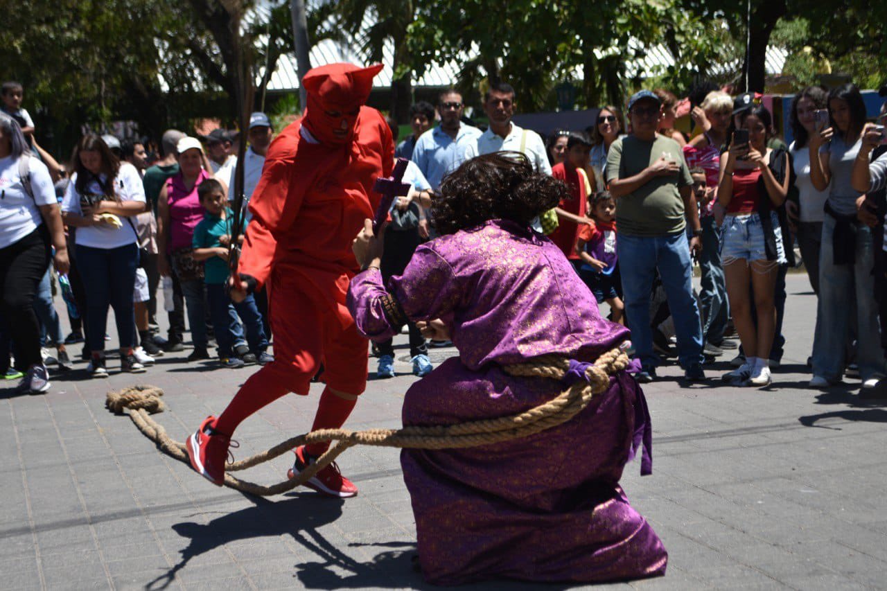 Texistepeque revive la tradición de los #Talcigüines, donde hombres vestidos de rojo azotan a fieles para limpiar sus pecados este Lunes Santo. Una mezcla de fe y cultura única en El Salvador. Foto: Secretaría de Cultura.