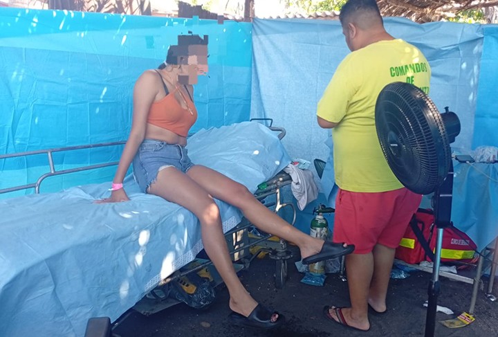 Socorristas de Comandos de Salvamento atienden a veraneantes afectados por picaduras de medusas en la playa El Majahual este jueves. Fotos: Comandos de Salvamento
