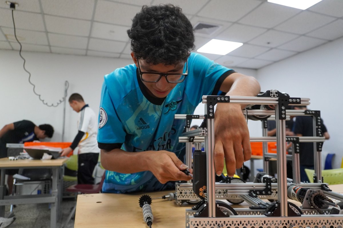 El STEAM MAKER Challenge Vol. 2 reúne a 187 equipos de jóvenes para definir quién representará a El Salvador en el FIRST Global Challenge 2026 en Corea. La robótica nacional en acción. Foto: FUSALMO.