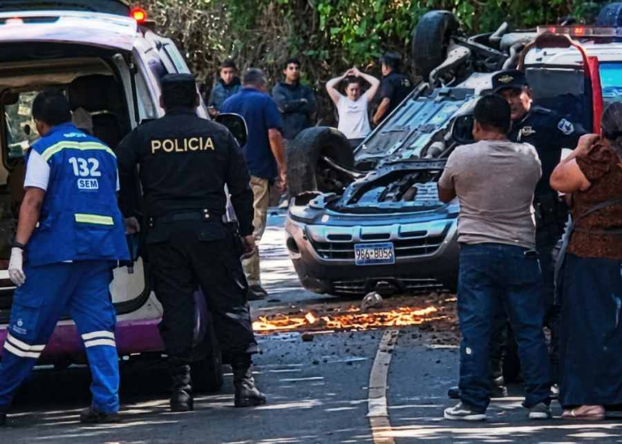 Vehículo accidentado en la Cumbre hacia Jayaque provocó restricciones de paso debido al aceite derramado. Cortesía.