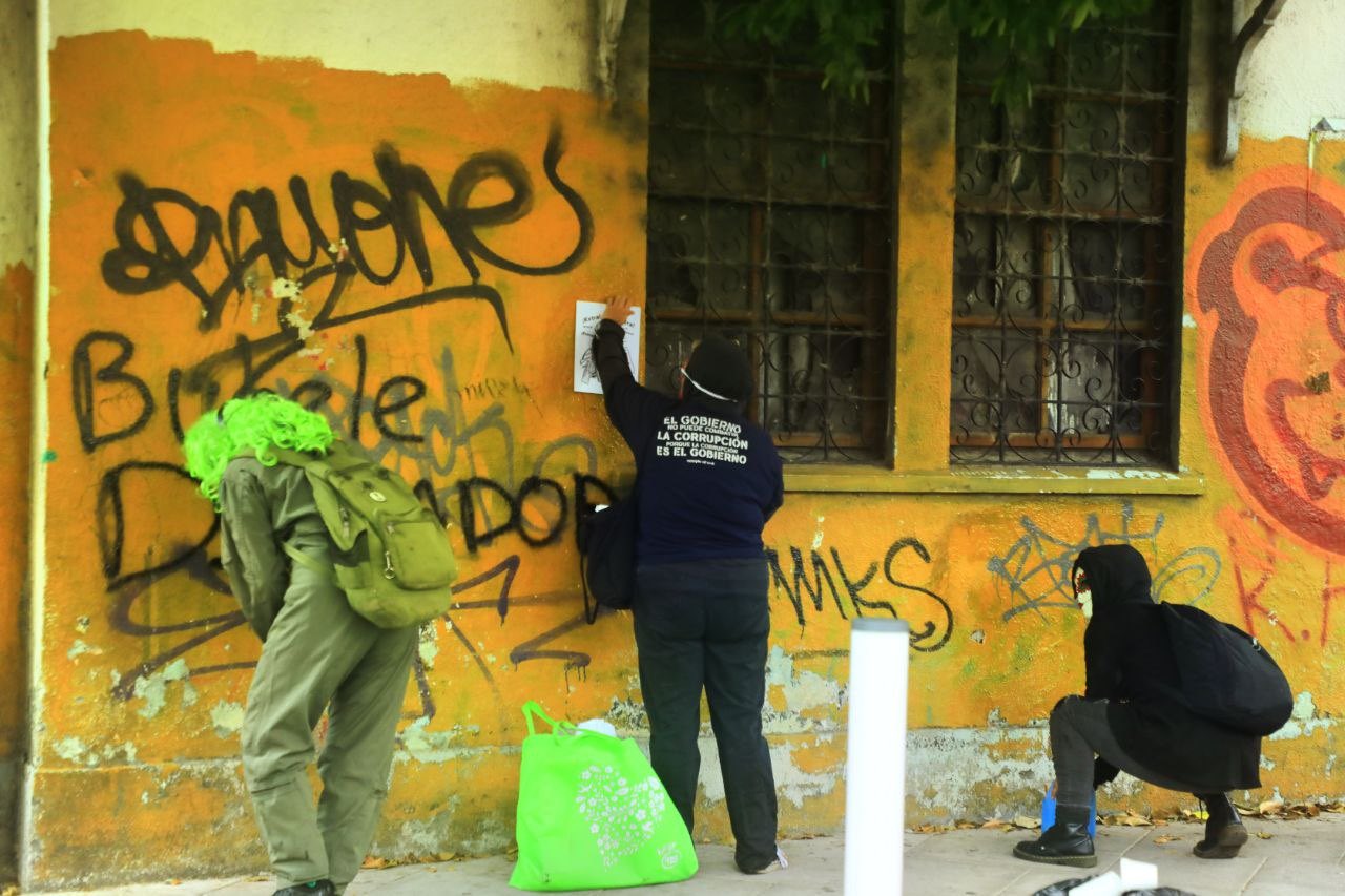 La marcha del 1 de Mayo en San Salvador quedó opacada por actos de vandalismo: pintas en edificios, agresiones a prensa y daños a mobiliario urbano. Foto: Cortesía.