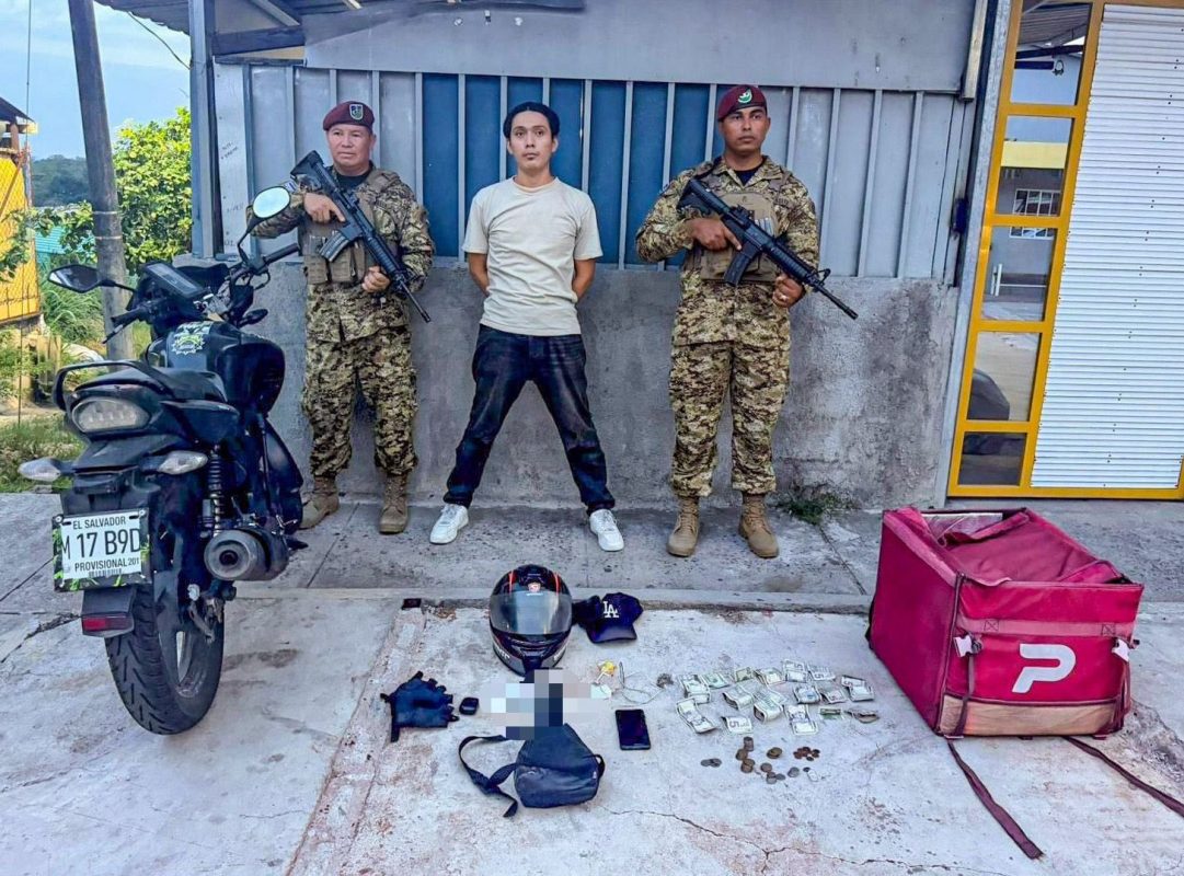 Un repartidor de Pedidos Ya fue detenido en Soyapango tras ser encontrado con porciones de droga durante un operativo de control territorial. Las autoridades incautaron marihuana y dinero en efectivo. Foto: PNCSV.