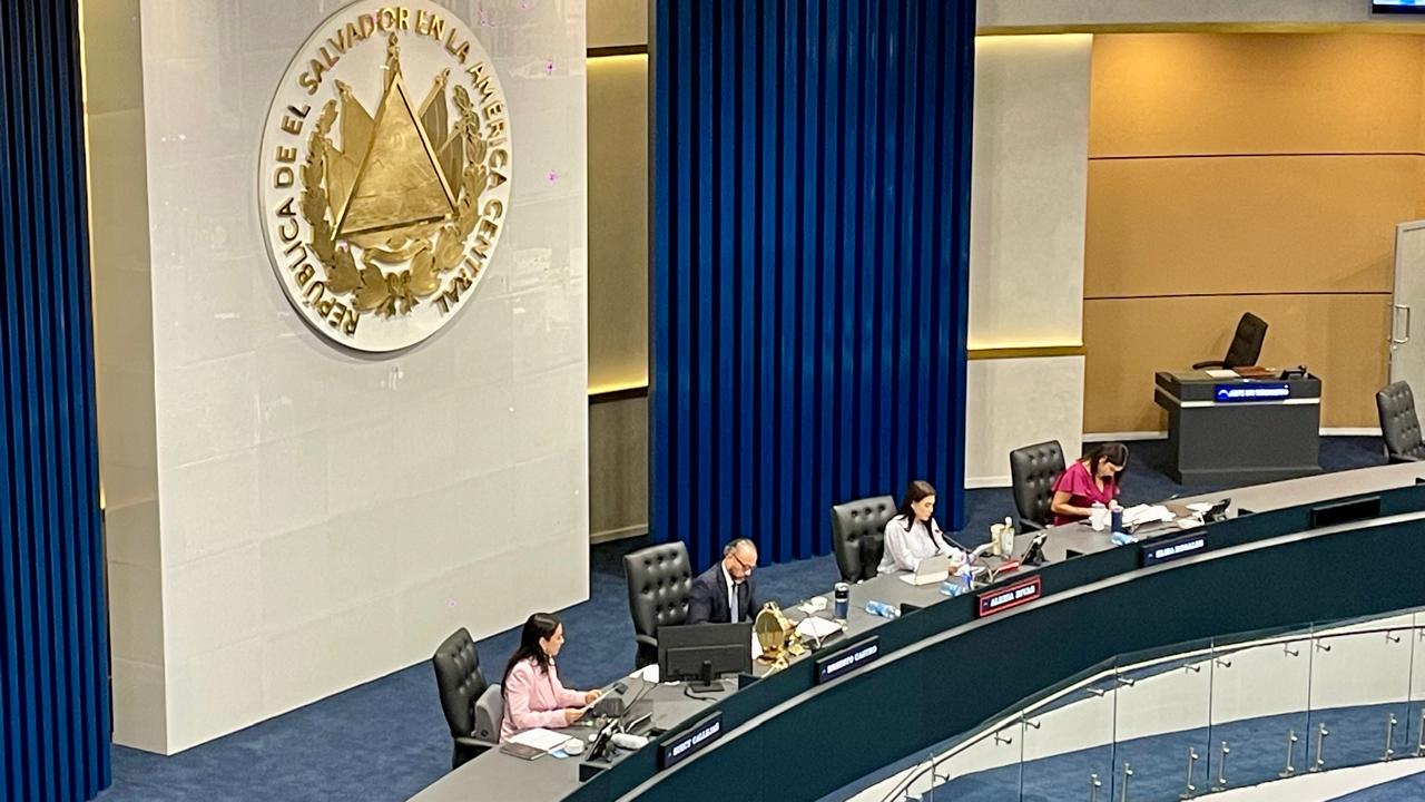 El Salvador aprueba la circunscripción 15 para que la diáspora salvadoreña elija a sus propios diputados. Una reforma histórica que garantiza representación política directa desde el extranjero. Foto: La Diáspora 503