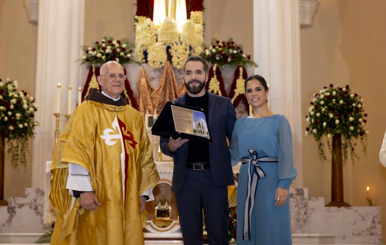 Un video viral muestra a un heraldo que no saluda a Bukele en una consagración. El manual litúrgico explica que el protocolo eclesiástico lo prohíbe durante procesiones. Foto: Transmisión oficial.