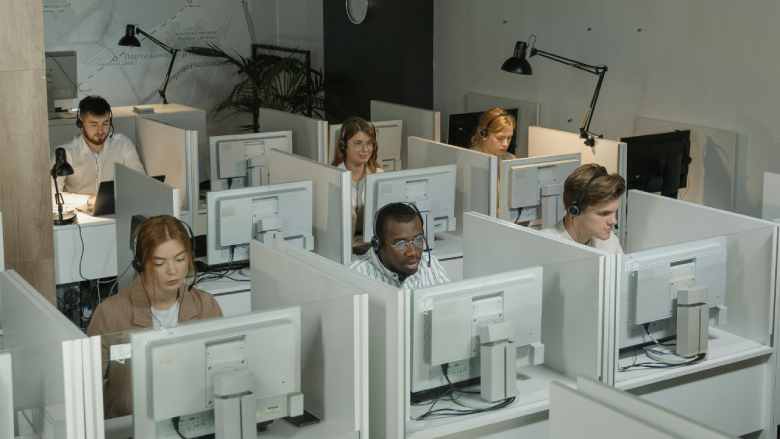 Jóvenes profesionales en oficinas de servicios compartidos, uno de los sectores con mayor exposición a la automatización de tareas en la región. Tima Miroshnichenko / Pexels