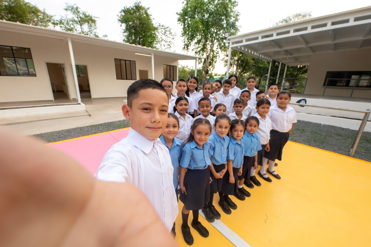 El Gobierno entregó 70 escuelas renovadas en un solo día, sumando 210 centros educativos modernizados en cinco meses con una inversión millonaria. Foto: Presidencia de la República.