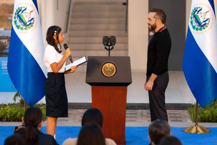 Las nuevas escuelas entregadas en Acajutla y otras zonas del país incluyen laboratorios informáticos y mobiliario para estudiantes.