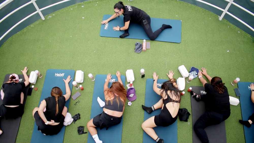 Habit realizó una Sesión de pilates sobre el agua realizada en un ferry sobre el Lago de Coatepeque para fomentar el bienestar físico y el turismo en El Salvador.