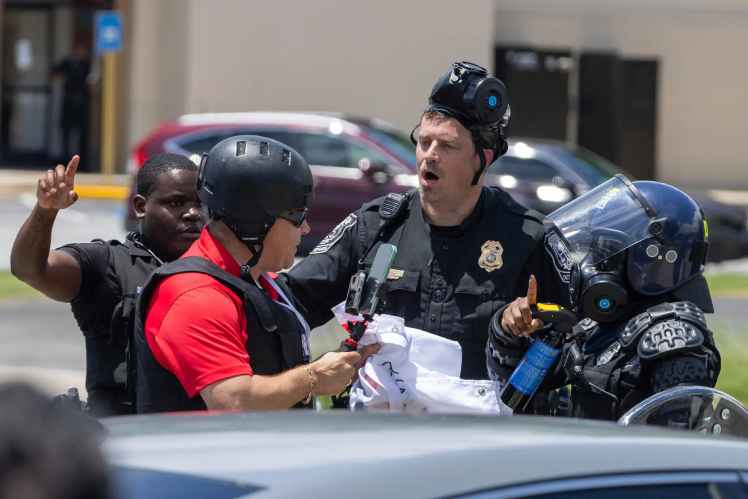 Pie de foto: Mario Guevara, comunicador galardonado con el Emmy, enfrenta una nueva realidad en El Salvador tras ser expulsado por defender la libertad de prensa. Credit…Arvin Temkar/Atlanta Journal-Constitution, vía Associated Press