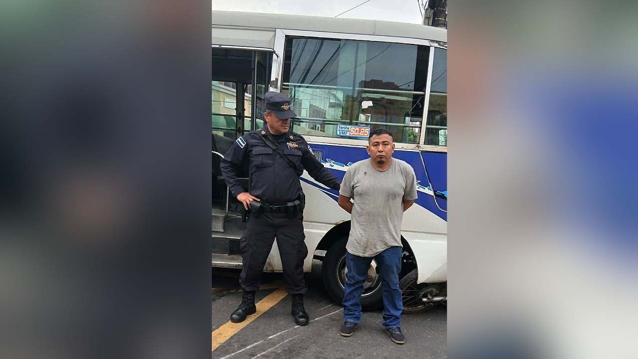 Un agente del Cuerpo de Agentes Metropolitanos (CAM) falleció en cumplimiento de su deber tras ser arrollado por una coaster de la Ruta 11 en la 3ª Calle Poniente; el motorista no tenía licencia y fue capturado. Cortesía.
