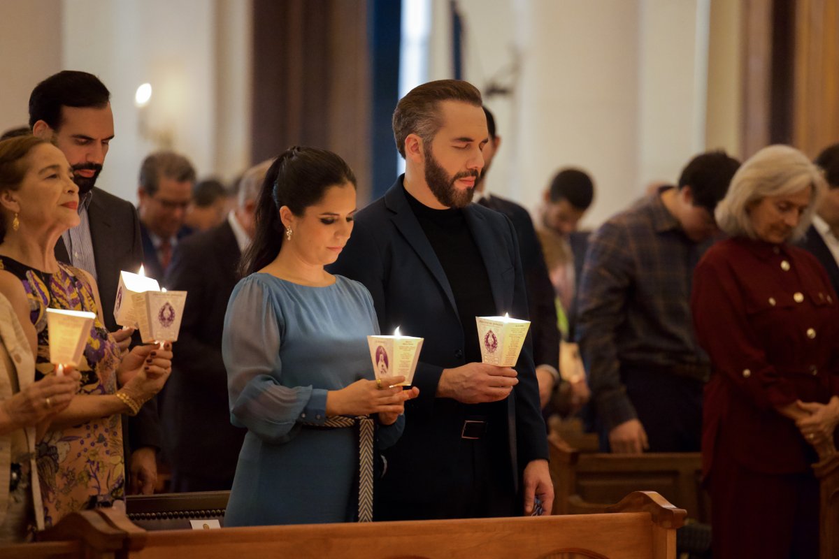 El Presidente Nayib Bukele y su familia asistieron a la consagración de la Iglesia Virgen de Fátima en Apopa, un evento que congregó a miles de fieles. Foto: Presidencia.