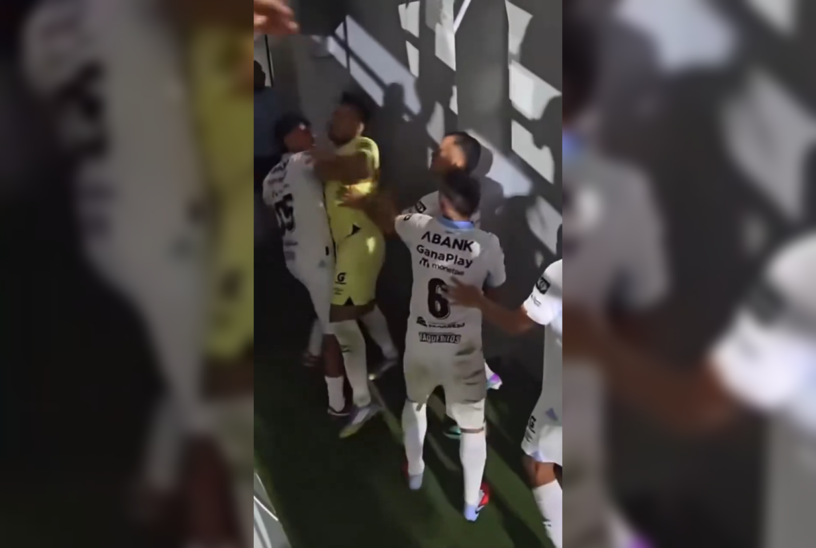 El Alianza FC vivió un momento de tensión extrema cuando sus jugadores, tras la eliminación, confrontaron a su propia afición en el estadio. Foto: Cortesía.