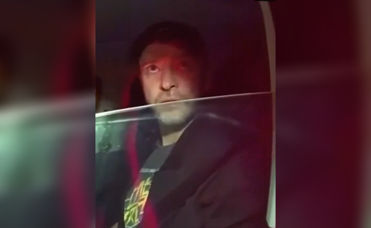 Un video filtrado expone al artista Justin Timberlake en su peor momento: tambaleándose al intentar aprobar el test de sobriedad en los Hamptons. Las imágenes son viral en redes. Foto: Latinus.