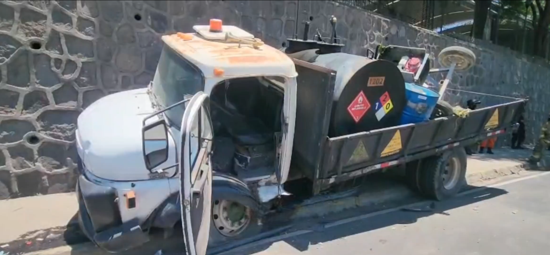 Un accidente de tránsito dejó dos heridos tras el impacto de un camión contra una universidad en el Bulevar Los Próceres; el conductor huyó del lugar. Foto: Cortesía.