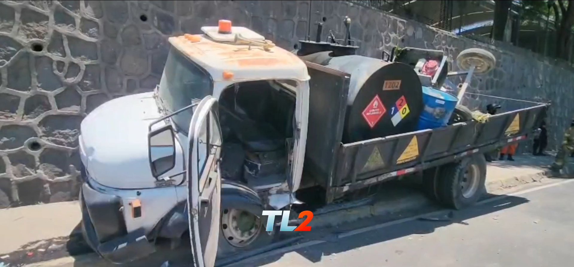 Un accidente de tránsito dejó dos heridos tras el impacto de un camión contra una universidad en el Bulevar Los Próceres; el conductor huyó del lugar. Foto: Cortesía.