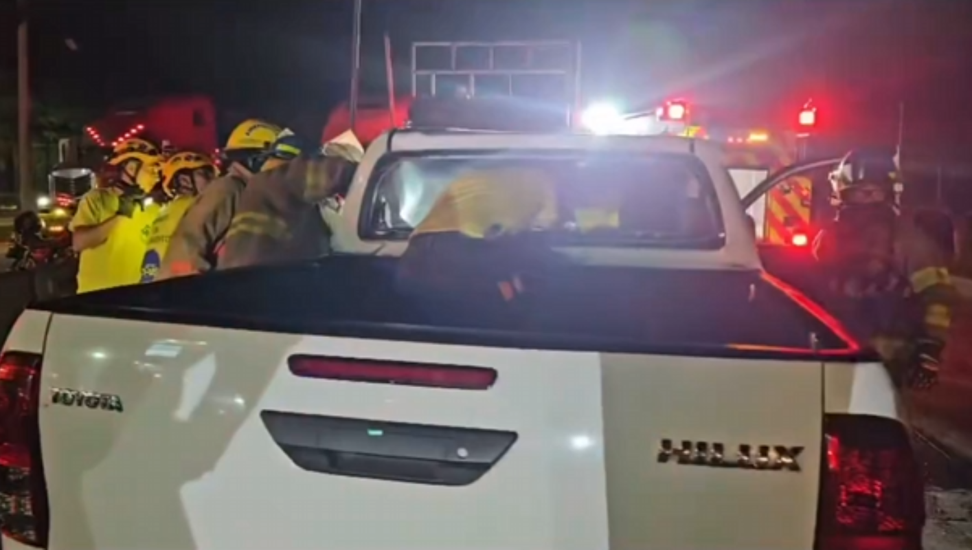 Un accidente en el kilómetro 66 de la carretera a Acajutla dejó dos mujeres fallecidas y un hombre herido. El vehículo chocó contra un camión de carga. Foto: Bomberos de El Salvador.