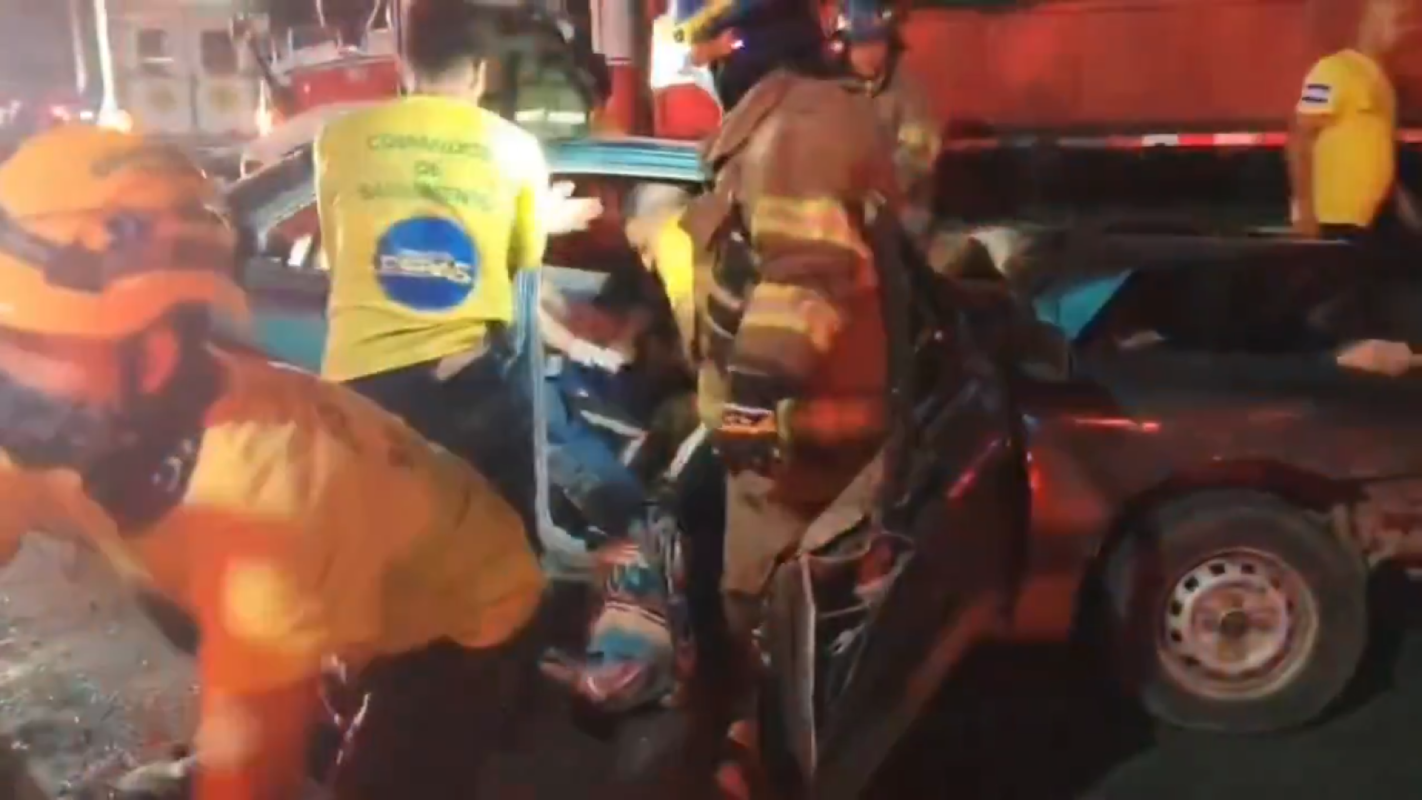 Un accidente en el bulevar Las Palmeras de Sonzacate dejó un fallecido y dos lesionados graves. Los ocupantes del vehículo quedaron atrapados tras el impacto contra un camión. Foto: Comandos de Salvamento.