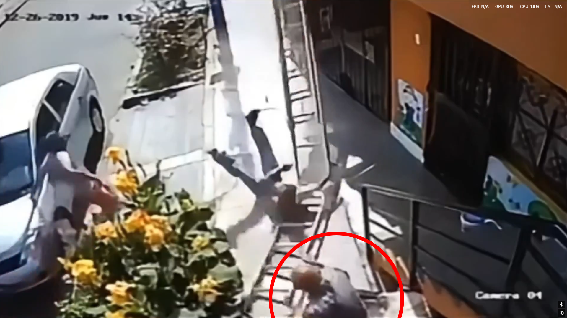 Un hombre en silla de ruedas derribó intencionalmente una escalera en Lima, causando la caída de un pintor desde 10 metros. El caso genera debate sobre la discapacidad y la justicia. Foto: Cortesía.