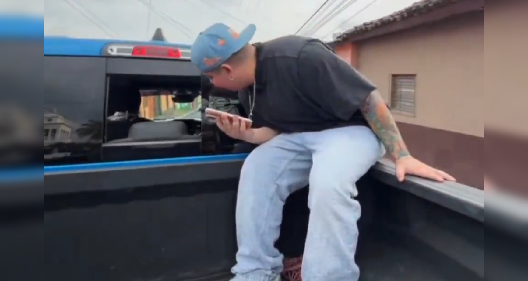 El influencer Yeik generó polémica al publicarse un video donde viaja en los laterales de un pickup en movimiento. Usuarios en redes sociales exigen al VMT aplicar la misma multa que a un diputado. Foto: Cortesía.